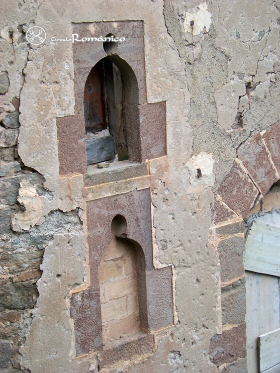 Castell de Balsareny. Mare de Déu. Detalle de vanos