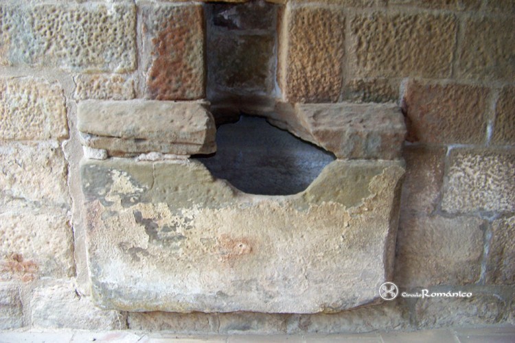 Castellfollit de Riubregos. Santa María. Retrete