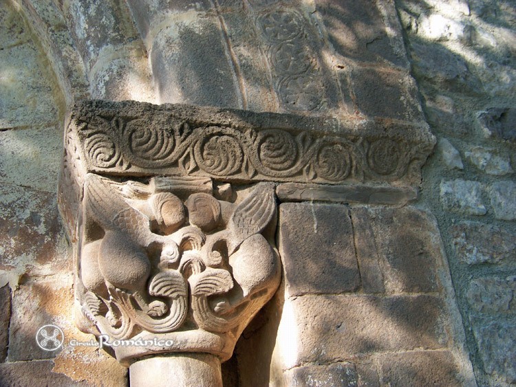 Cornet. Santa María. Detalle de capitel con animales fantásticos afrontados