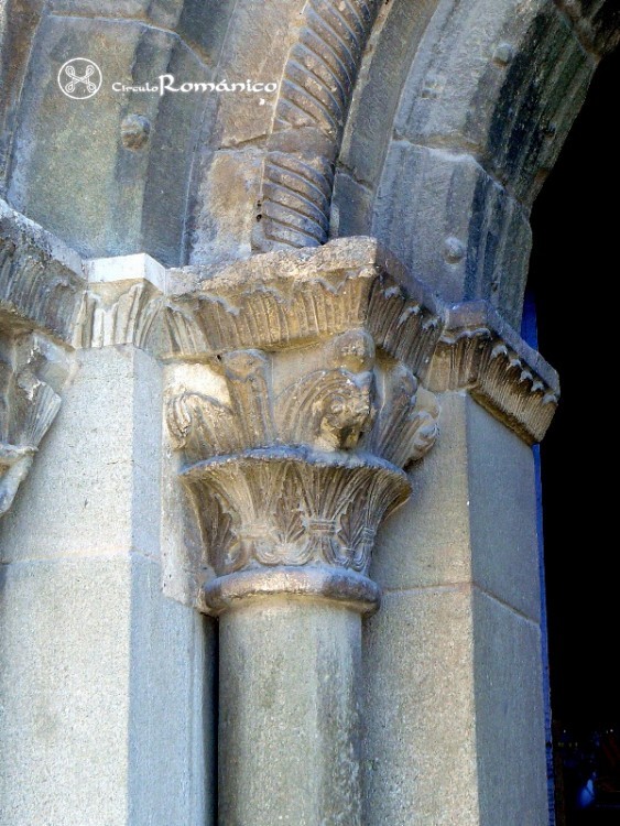 Folgueroles. Santa Maria. Capitel interior izquierdo: vegetal