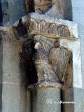 Folgueroles. Santa Maria. Capitel exterior derecho: ave con las alas desplegadas