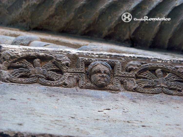 Manresa. La Seu de Santa Maria. Moldura sobre el dintel