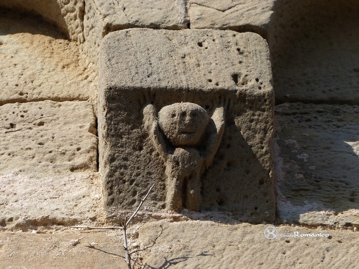 Masquefa. Sant Pere. Personaje con los brazos en alto
