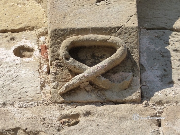 Masquefa. Sant Pere. Serpiente entrelazada