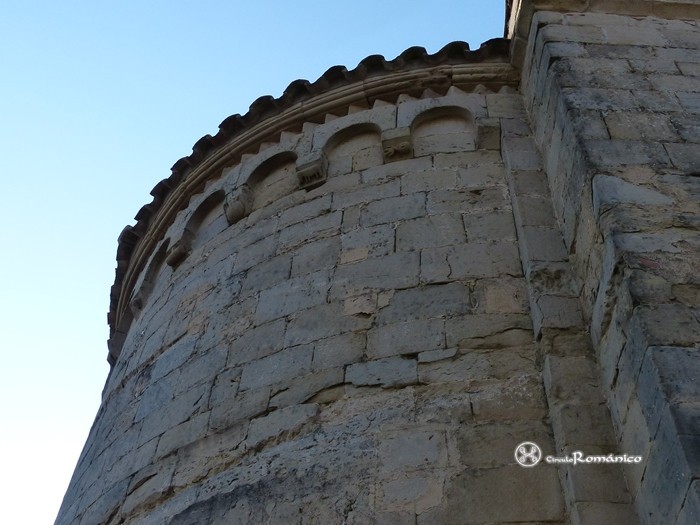 Masquefa. Sant Pere. Lado norte de la cabecera, con decoración de arquillos de medio punto