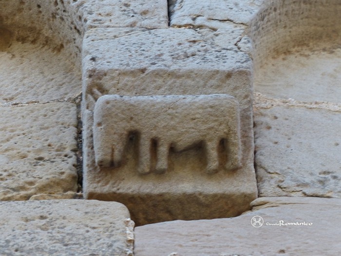Masquefa. Sant Pere. Detalle de cuadrúpedo 