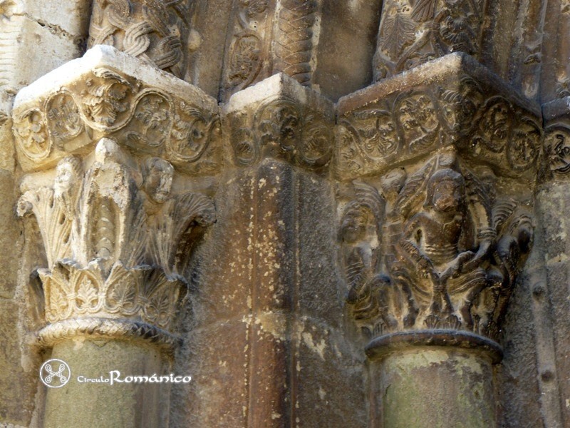 Berga. Santa Eugenia. Detalle de los capiteles septentrionales de la portada