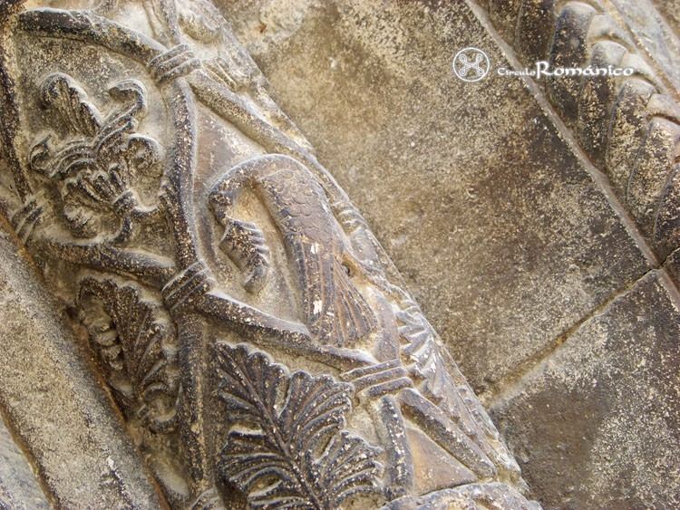 Santa Eugenia de Berga. Santa Eugenia. Detalle de ave con racimo en el pico