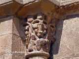 Santpedor. Sant Pere d´Or. Capitel vegetal con figuras