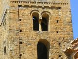 Beget. Sant Cristòfol. Detalle de los vanos de la torre