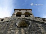 Maià de Montcal. Sant Vicenç. Detalle de la espadaña y el óculo