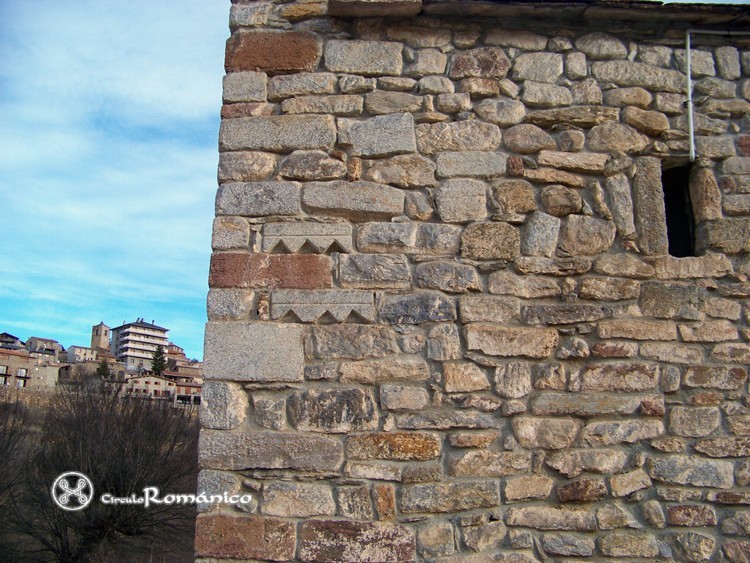 Montellà. Sant Genis. Muro con elementos reutilizados