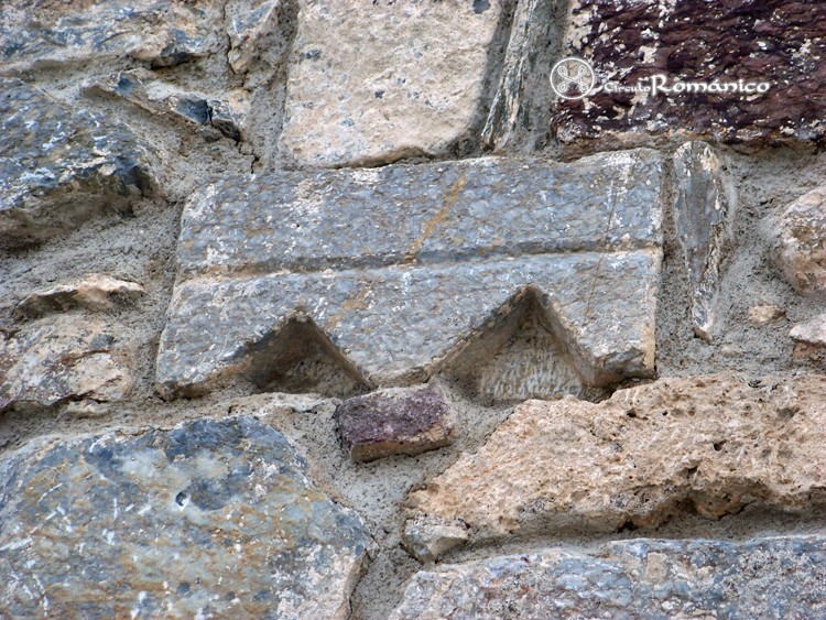 Montellà. Sant Genis. Detalle de dientes de sierra