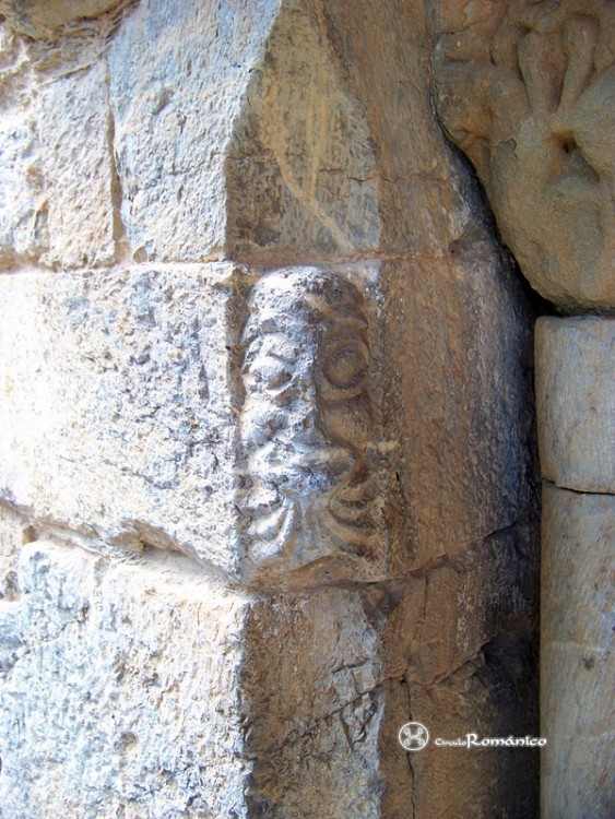 Olopte. Sant Pere. Detalle de personaje barbado en la jamba exterior izquierda