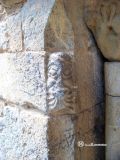 Olopte. Sant Pere. Detalle de personaje barbado en la jamba exterior izquierda