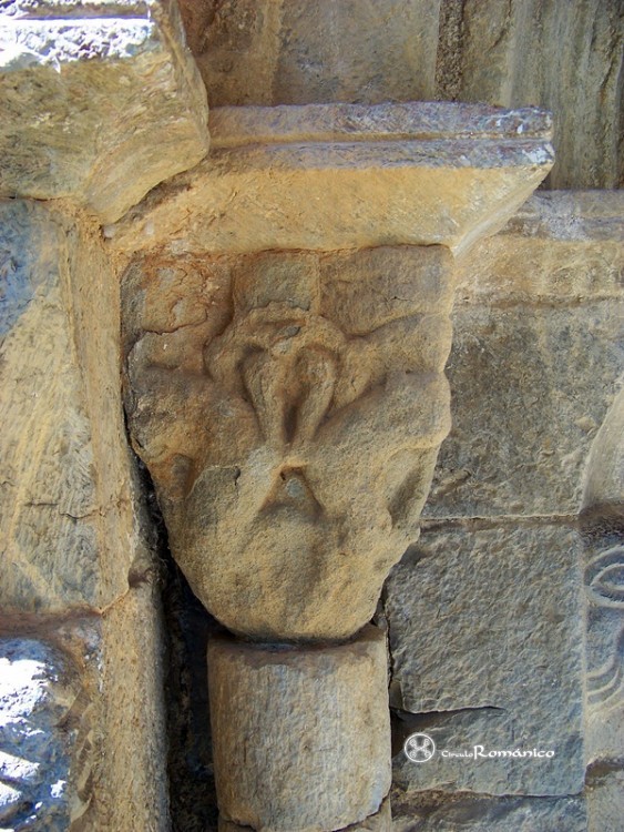 Olopte. Sant Pere. Capitel con cuadrúpedos afrentados