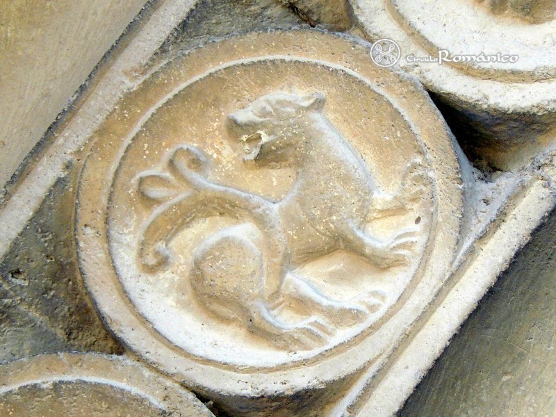 Porqueres. Santa Maria. Medallon con cuadrupedo