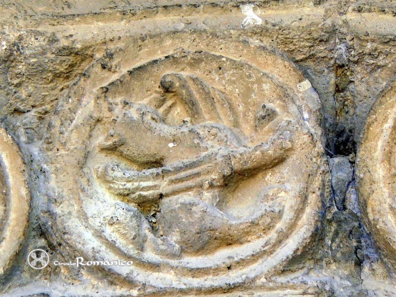 Porqueres. Santa Maria. Medallon con grifo