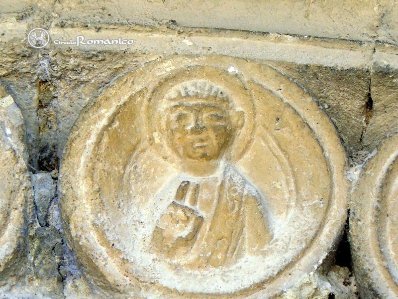Porqueres. Santa Maria. Medallon con personaje bendiciendo