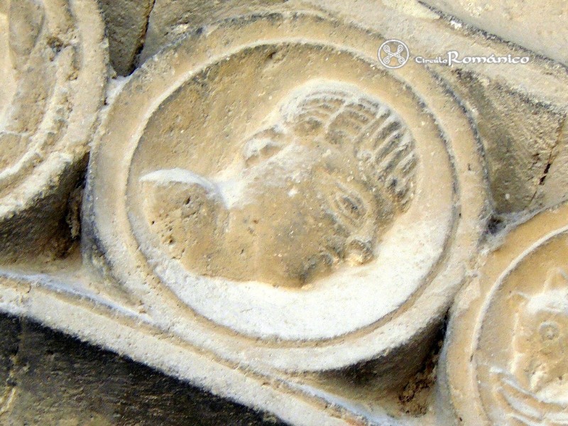 Porqueres. Santa Maria. Medallon con rostro humano