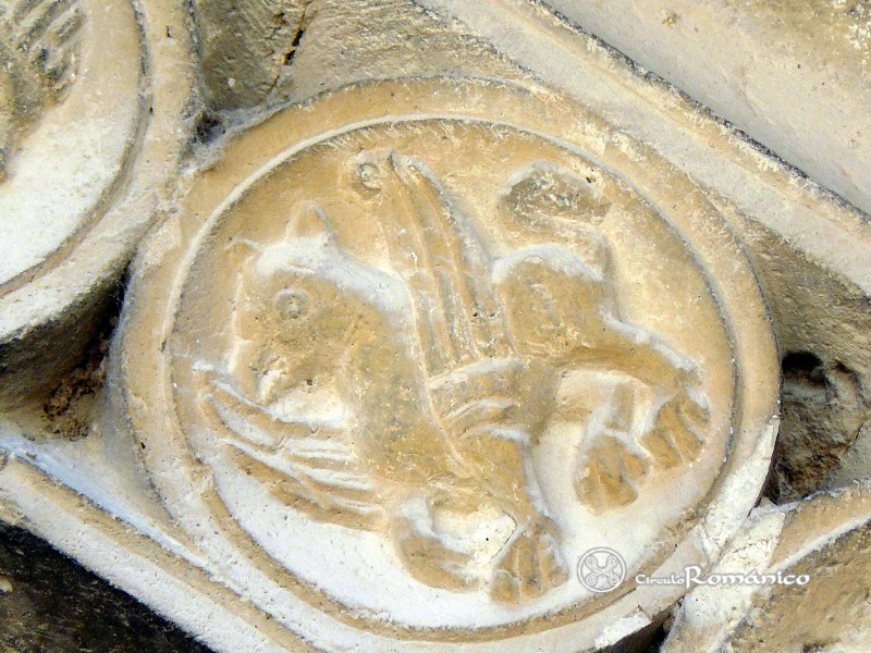 Porqueres. Santa Maria. Medallon con grifo