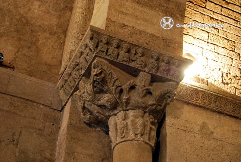 Porqueres. Santa Maria. Capitel figurado y vegetal
