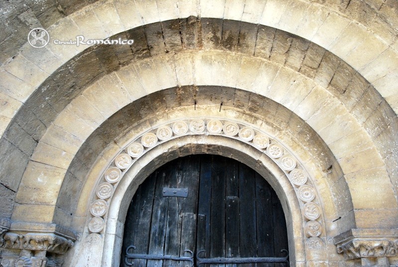 Porqueres. Santa Maria. Arquivoltas