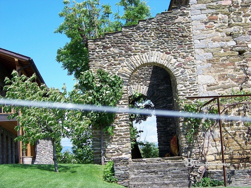 Saga. Santa Eugenia. Pórtico del lado norte