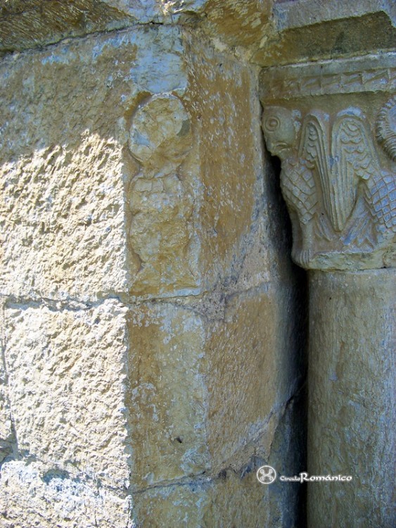 Saga. Santa Eugenia. Restos de escultura en la jamba izquierda