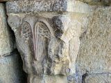 Saga. Santa Eugenia. Capitel con aves de alas desplegadas