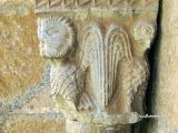 Saga. Santa Eugenia. Detalle de arpía y ave con las alas desplegadas