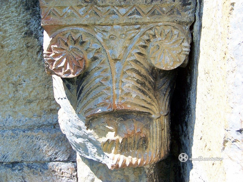 Saga. Santa Eugenia. Capitel vegetal con cabeza de toro