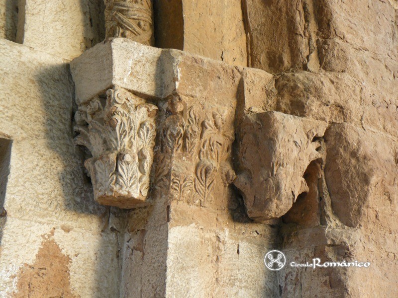 Sant Joan les Fonts. Capiteles meridionales de la portada