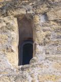 Sant Miquel de Fluviá. Saint Miquel. Vano saetera de la fachada oeste