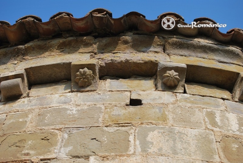 Sant Salvador de Bianya. San Salvador. Canecillos con flores