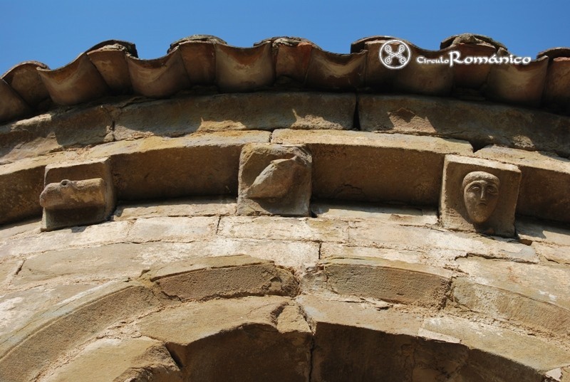Sant Salvador de Bianya. San Salvador. Canecillos de la cabecera