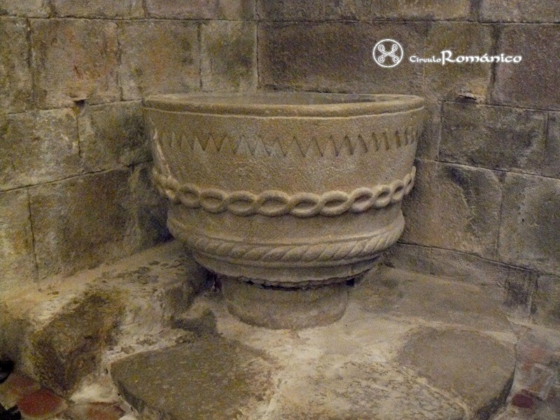 Sant Salvador de Bianya. San Salvador. Pila bautismal