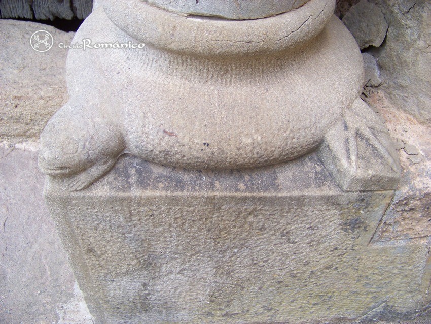 Sant Salvador de Bianya. San Salvador. Detalle de basa
