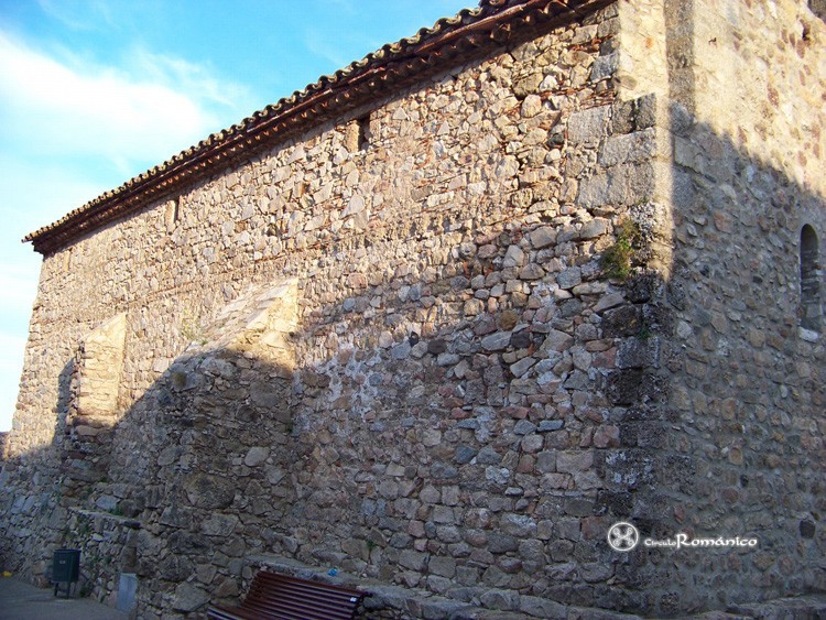 Tapis. Sant Briç. Detalle de muro con pequeños contrafuertes