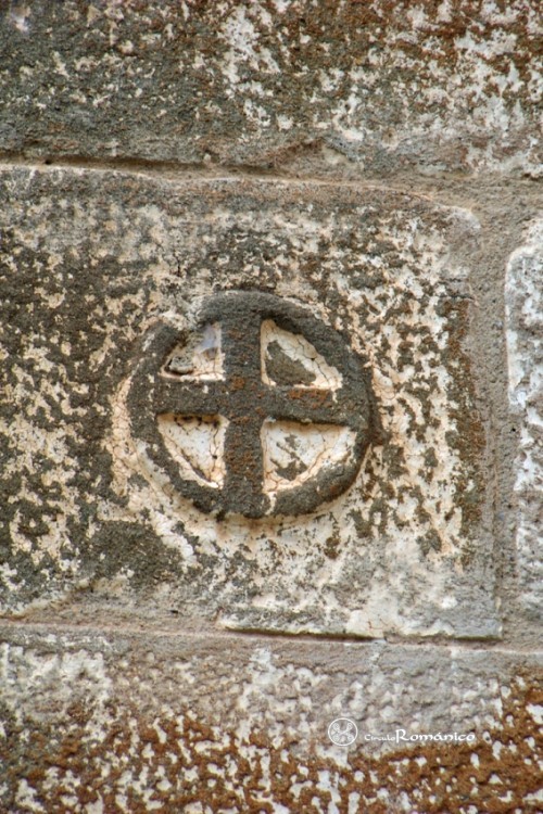 Castell de l´Aguda. Santa María. Cruz inscrita en un círculo