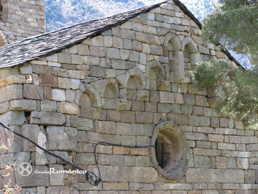 Coll. La Asuncion. Detalle del remate triangular con arcos lombardos