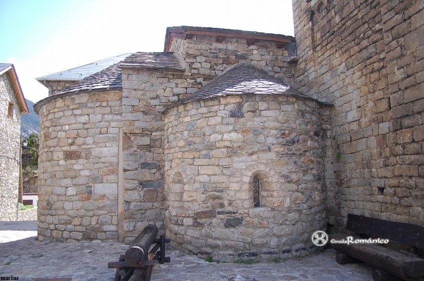 Erill la Vall. Santa Eulalia. Lado norte de la cabecera