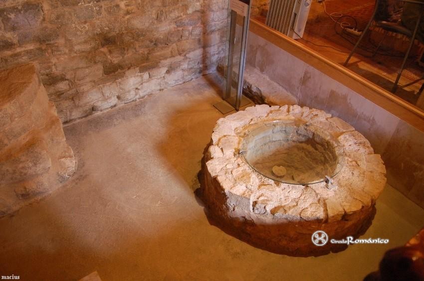 Erill la Vall. Santa Eulalia. Restos de un pozo en el atrio 