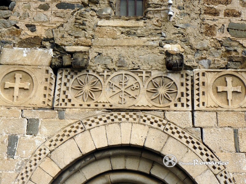Escunhau.Sant Pèir.Relieve del friso