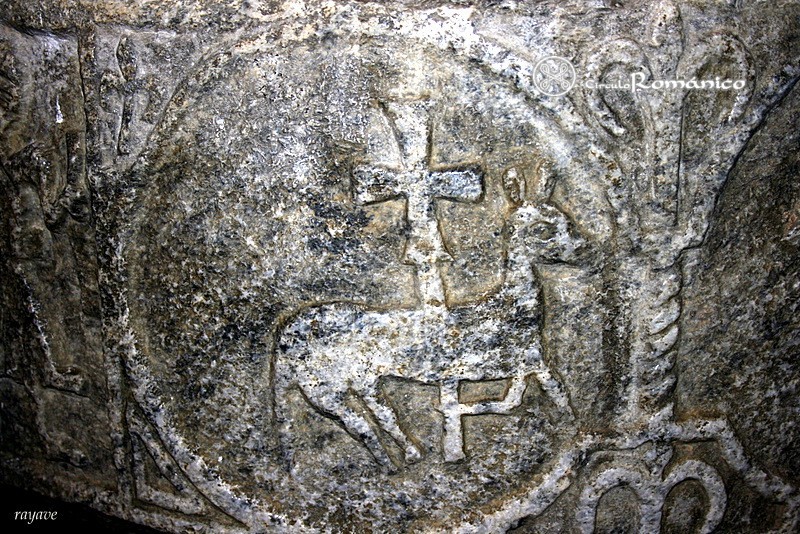 Escunhau. Sant Peir. Detalle de Agnus Dei