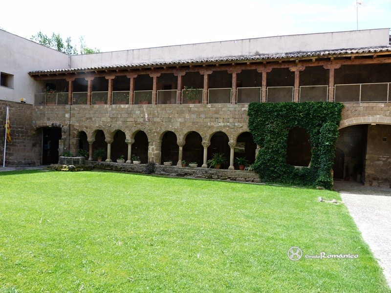 Gualter. Santa María. Claustro visto desde el patio