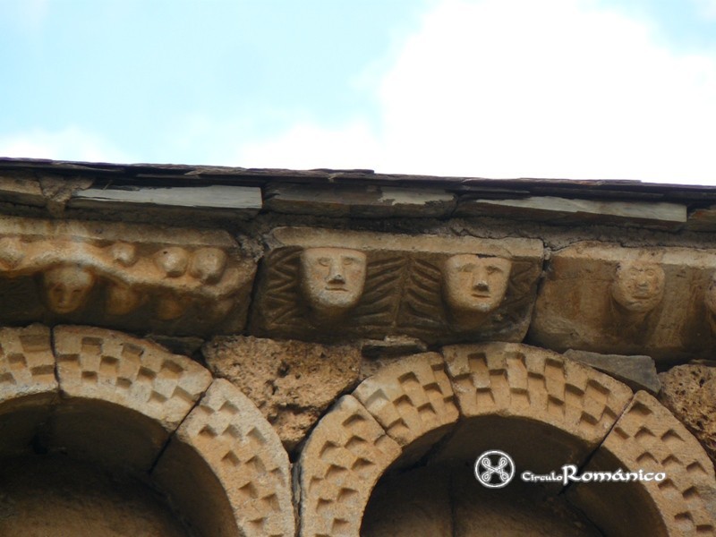 Isil.San Joan.Relieves figurados en la cornisa