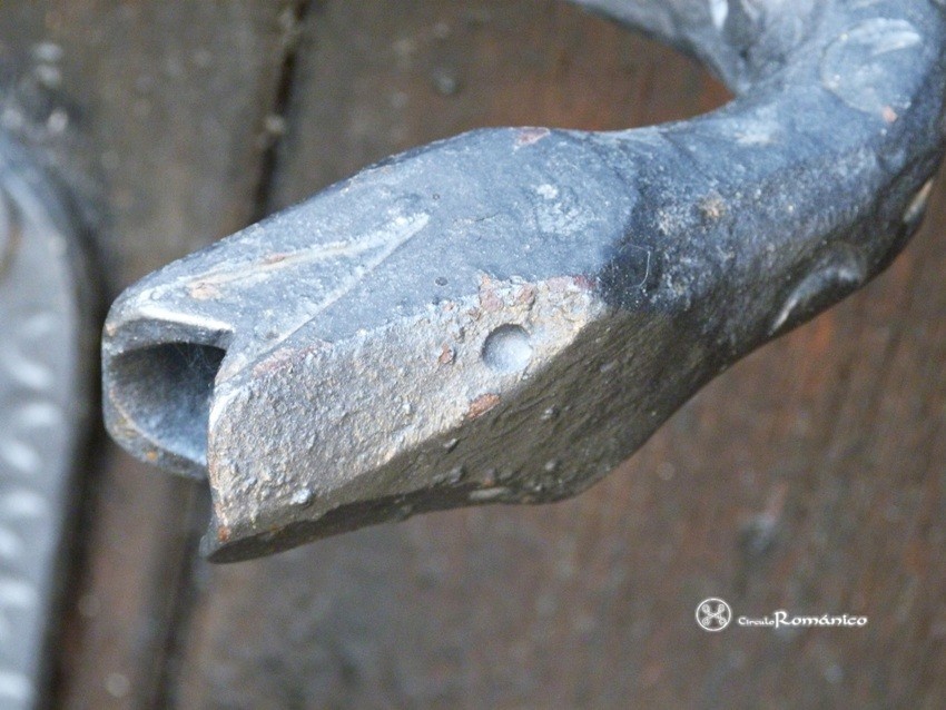 Ponts. Sant Pere. Detalle de la cerradura con cabeza de serpiente