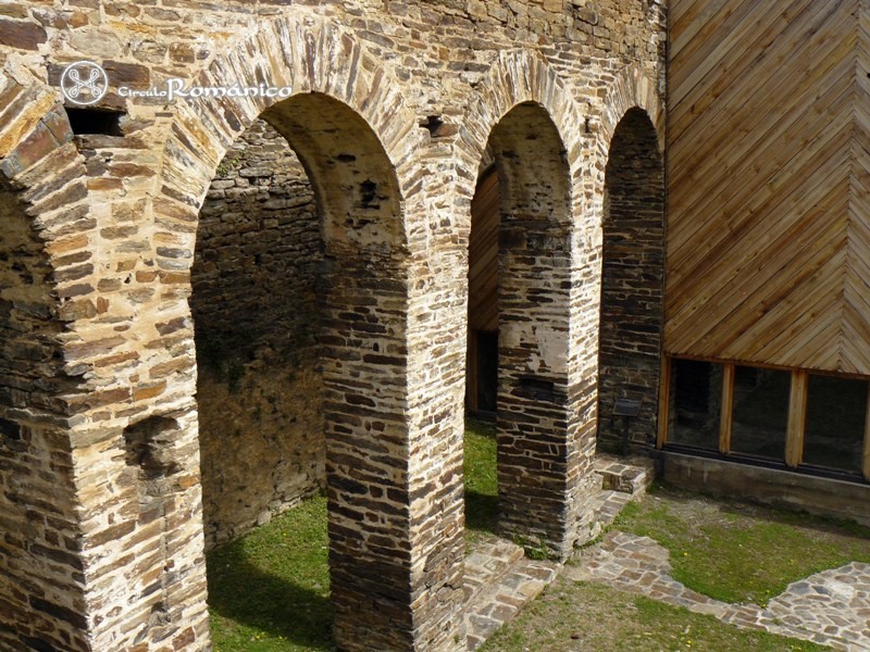 Sant Pere de Burgal.Arcadas hacia la cabecera