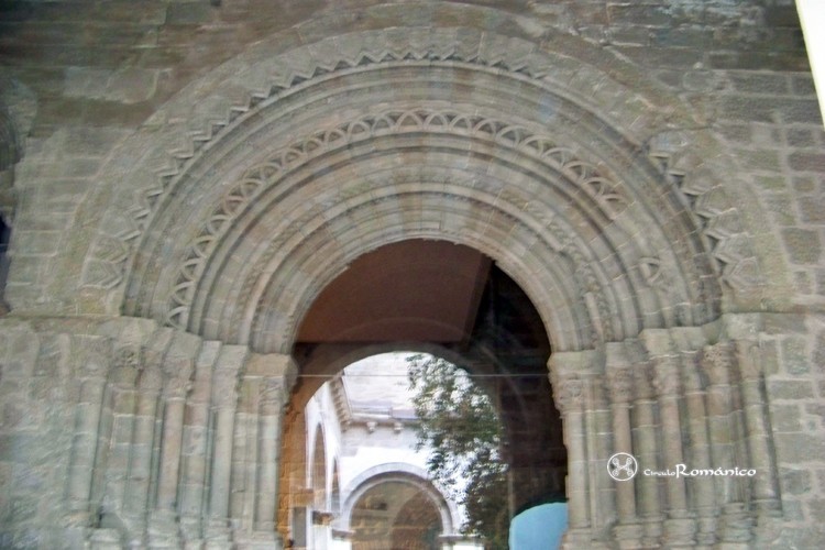 Solsona. Santa María. Antigua puerta del claustro